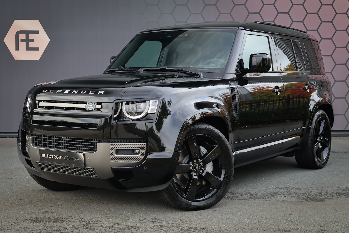 Land Rover Defender 110 - P300e 110 X-Dynamic SE ADAPTIVE CRUISE | 360 CAMERA | PANORAMADAK | VOORRUITVERWARMING | M - AutoWereld.nl