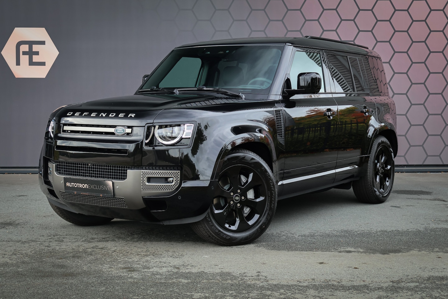 Land Rover Defender 110 - P300e 110 X-Dynamic SE ADAPTIVE CRUISE | 360 CAMERA | PANORAMADAK | VOORRUITVERWARMING | M - AutoWereld.nl