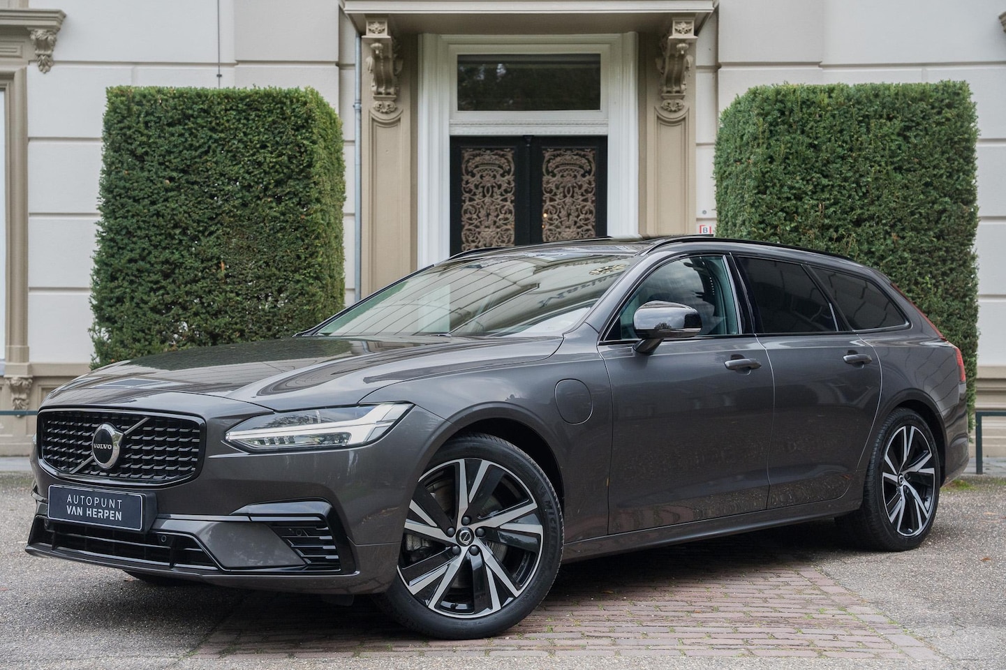 Volvo V90 - 2.0 T6 Plug-in hybrid AWD Plus Dark TREKHAAK | PANO | H&K | MEMORY | CAMERA - AutoWereld.nl