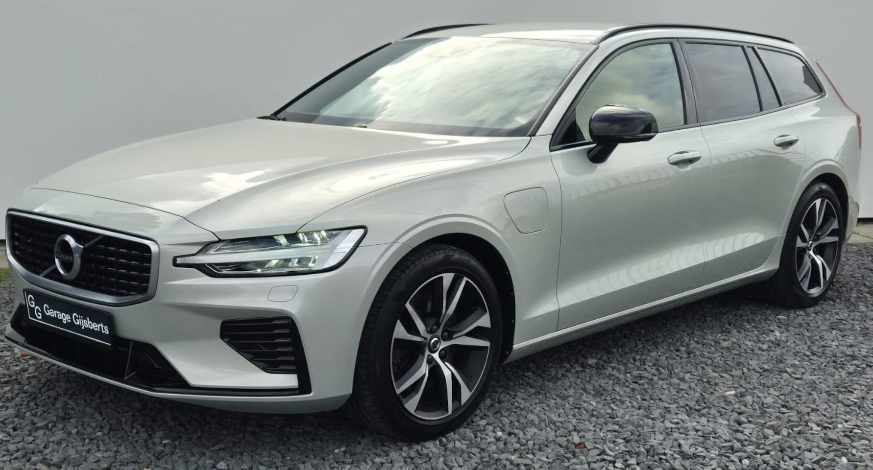 Volvo V60 - 2.0 T6 Twin Engine AWD R-Design 18" Wielen - Park Assist - Intellisafe Surround -  Climate - AutoWereld.nl