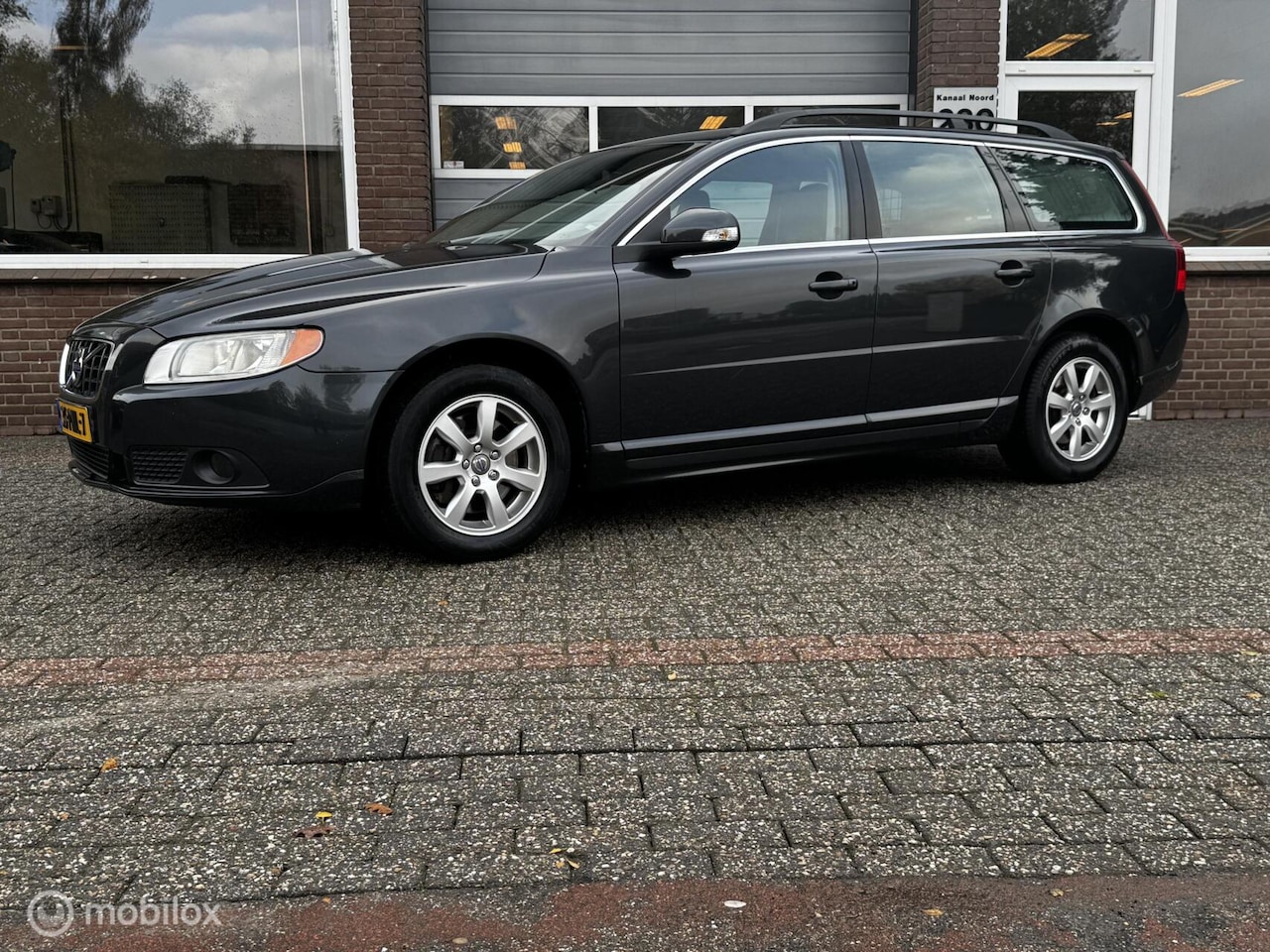 Volvo V70 - 2.0T Momentum AUT CRUISE/ECC-AIRCO/PDC/LEDER - AutoWereld.nl