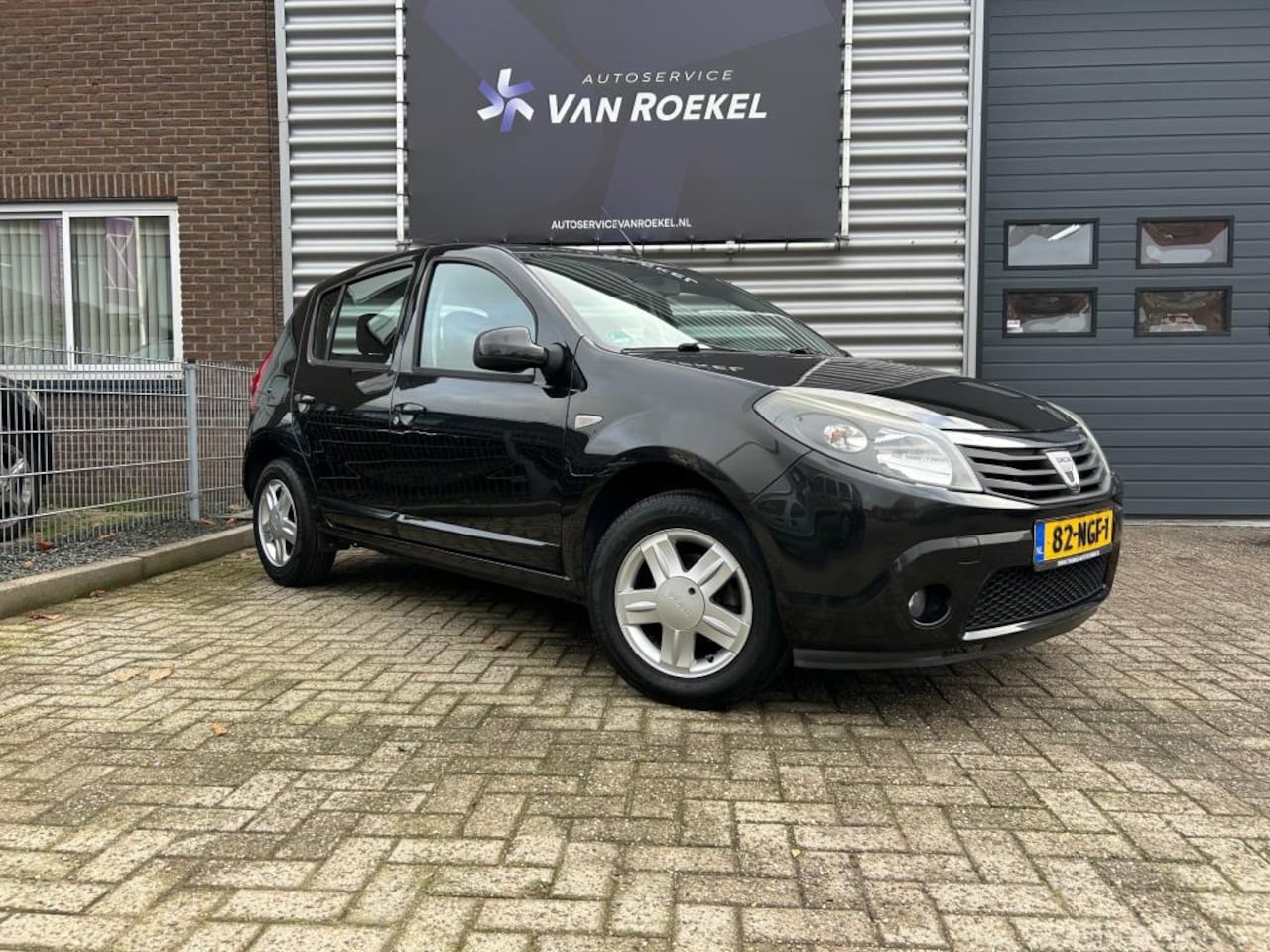 Dacia Sandero - 1.2 Blackline 5 deurs Airco, nieuwe apk, distributieriem is vervangen. - AutoWereld.nl