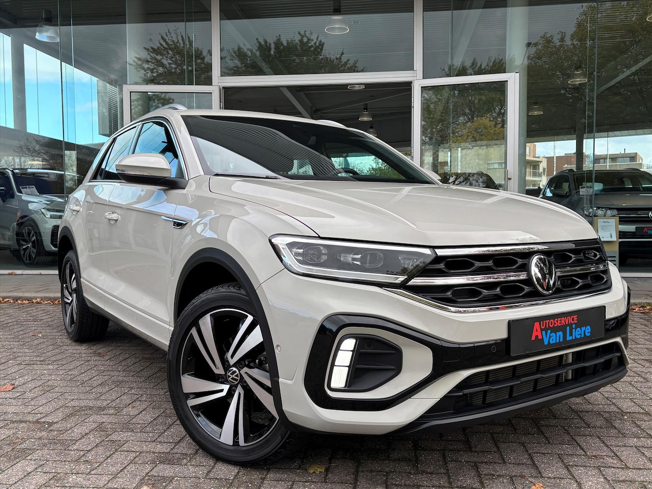 Volkswagen T-Roc - 1.5 TSI 150pk 7-DSG R-line|Dode Hoek|Carplay| Elek Klep| Rijklaarprijs incl garantie - AutoWereld.nl