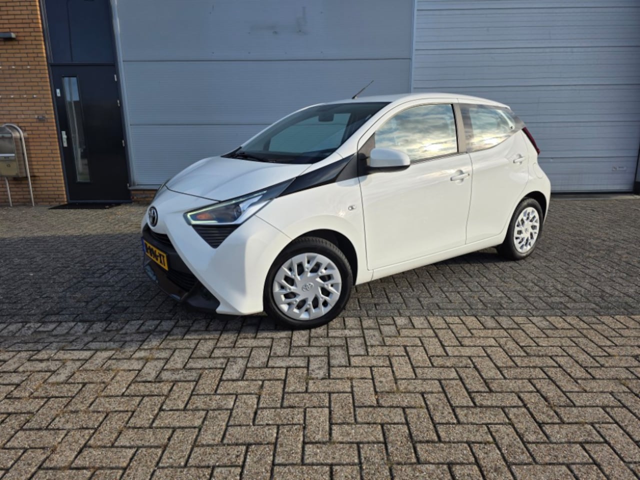 Toyota Aygo - 1.0 VVT-i x-play NL-auto / Bluetooth-Carplay/ Achteruitrijcamera / Toerenteller / Geen afl - AutoWereld.nl