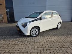 Toyota Aygo - 1.0 VVT-i x-play NL-auto / Bluetooth-Carplay/ Achteruitrijcamera / Toerenteller / Geen afl