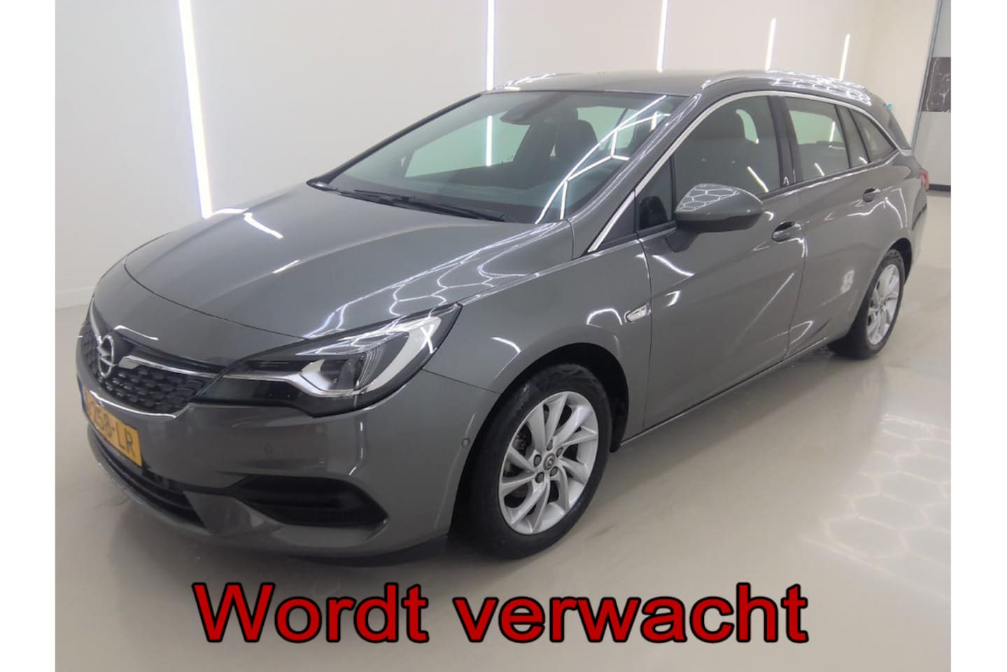 Opel Astra Sports Tourer - 1.4 Elegance Automaat, Leder, Navigatie, Lage km stand - AutoWereld.nl