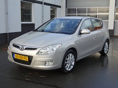 Hyundai i30 - 1.6i Dynamic Business Automatische airco, licht metalen velgen, afneembare trekhaak, cruis