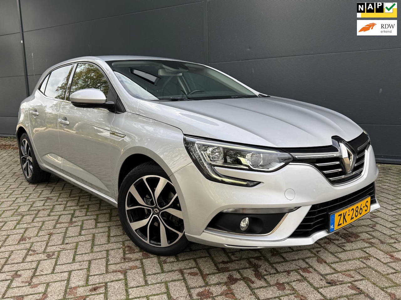 Renault Mégane - 1.3 TCe Bose/AUTOMAAT/Navi/bluetooth/cruise/parkeer sensoren - AutoWereld.nl
