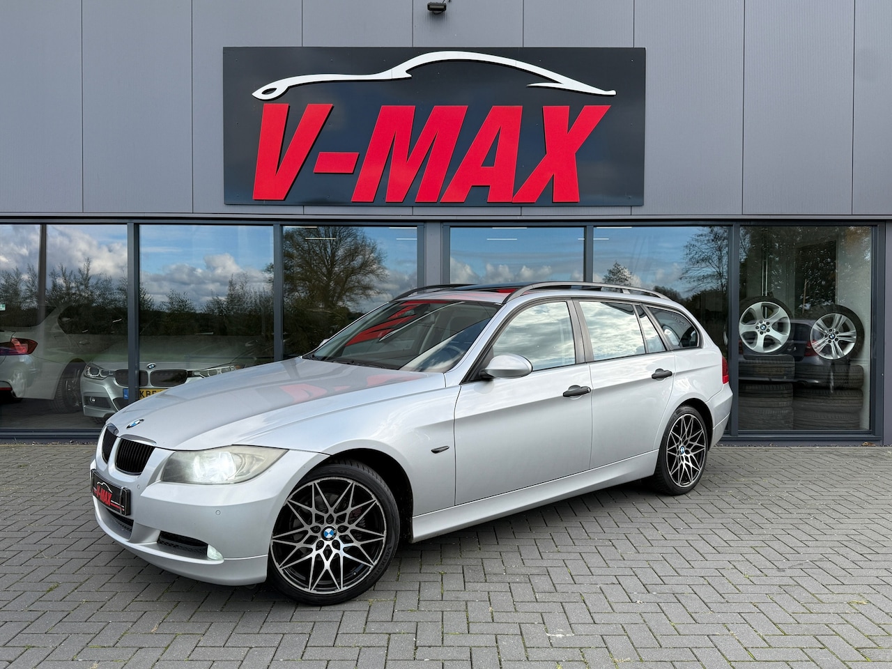 BMW 3-serie Touring - 320i Touring Exec Panorama Xenon Stoelv Trekhaak - AutoWereld.nl