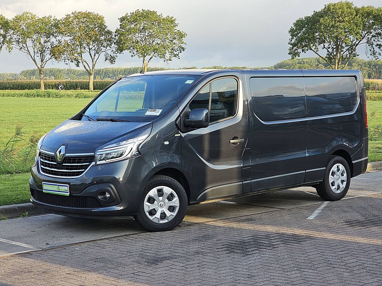 Renault Trafic - 2.0 dCi 145 T29 L2H1 Comfort metallic, airco, automaat, navi, pdc, 110 dkm. - AutoWereld.nl