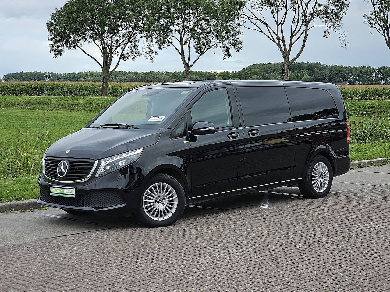 Mercedes-Benz EQV - 300 L3 90kWh DC 8-Persoons Mbux + Navi Elektrische-Zijdeuren LED Bumpers-Kleur! - AutoWereld.nl