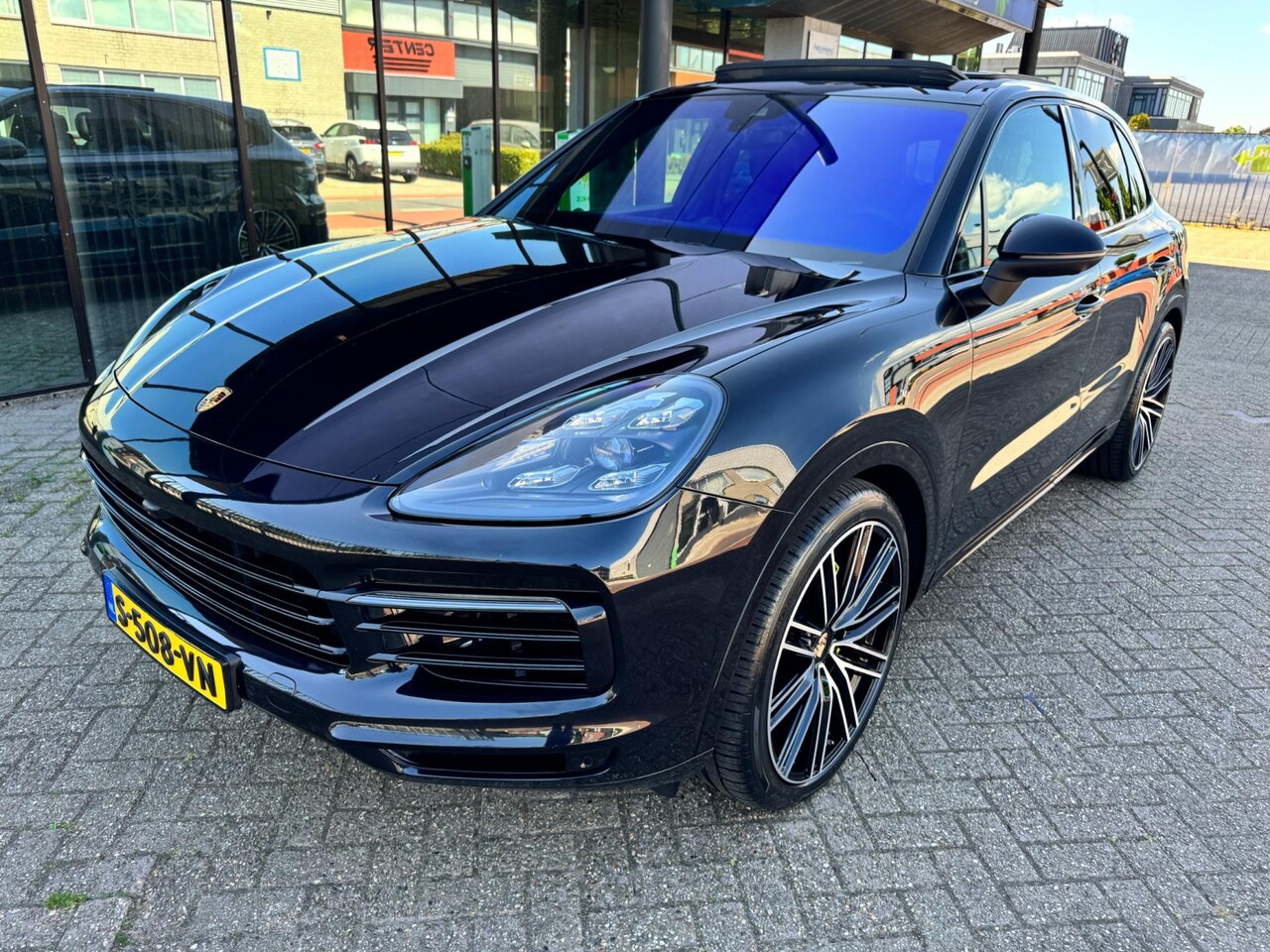 Porsche Cayenne - 3.0 E-Hybrid / Pano'dak / Chrono / Luchtvering / Sfeerverl. - AutoWereld.nl