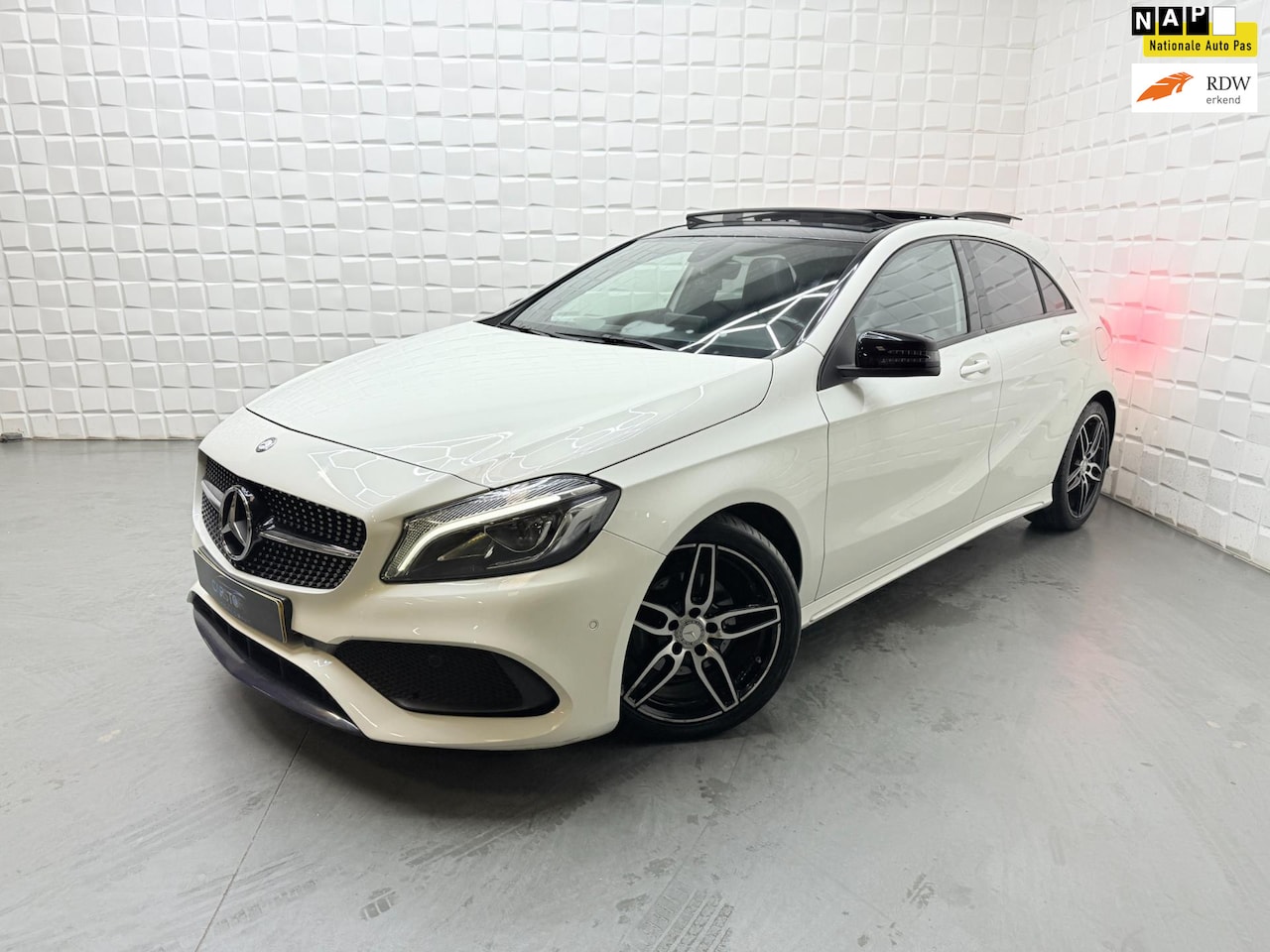 Mercedes-Benz A-klasse - 160 AMG NIGHT PANO NAVI LEER NAP - AutoWereld.nl