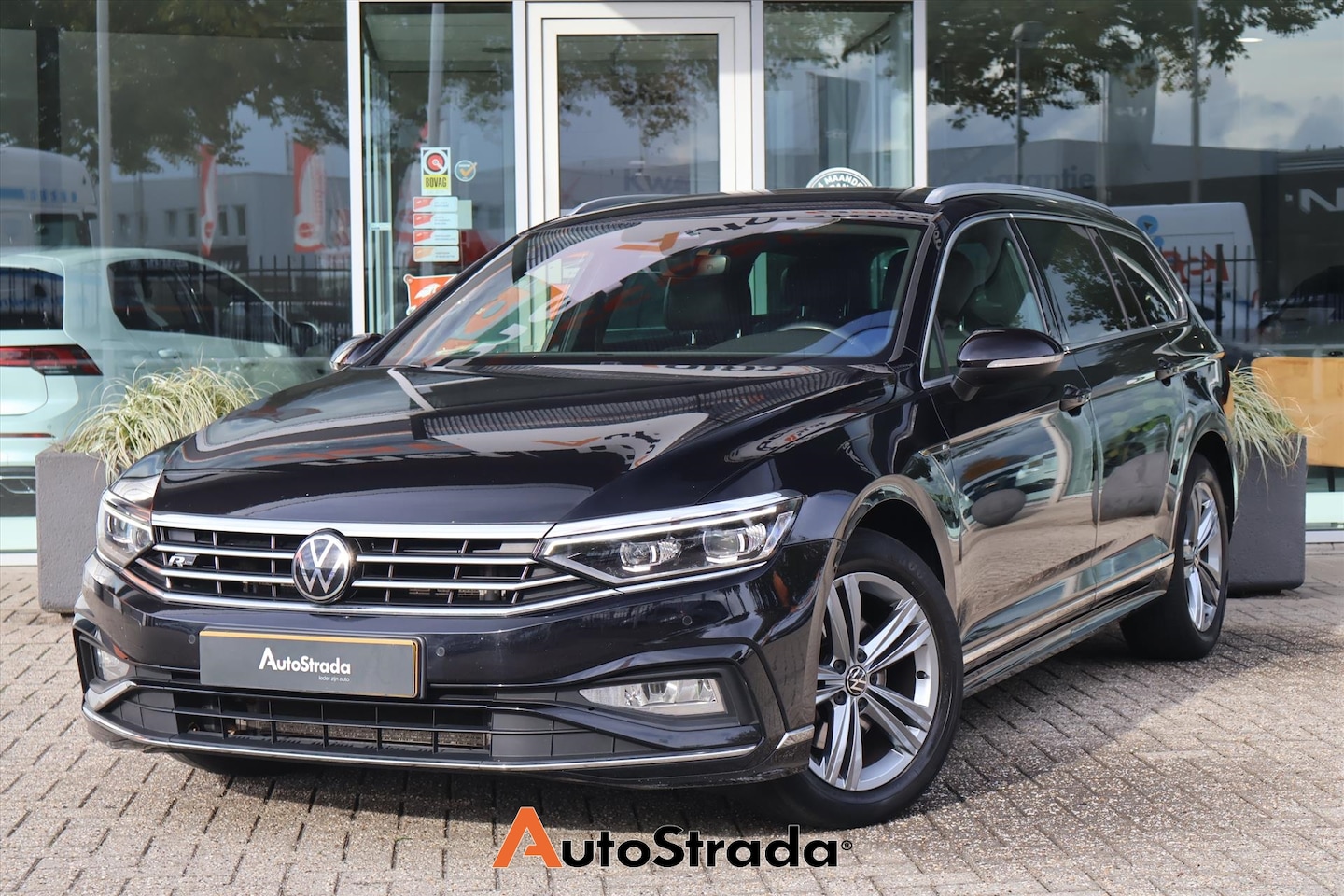 Volkswagen Passat Variant - 1.5 R-Line TSI 150pk | IQ-LED | Camera | Keyless | Carplay | Navi | Leder | ACC | Climate - AutoWereld.nl
