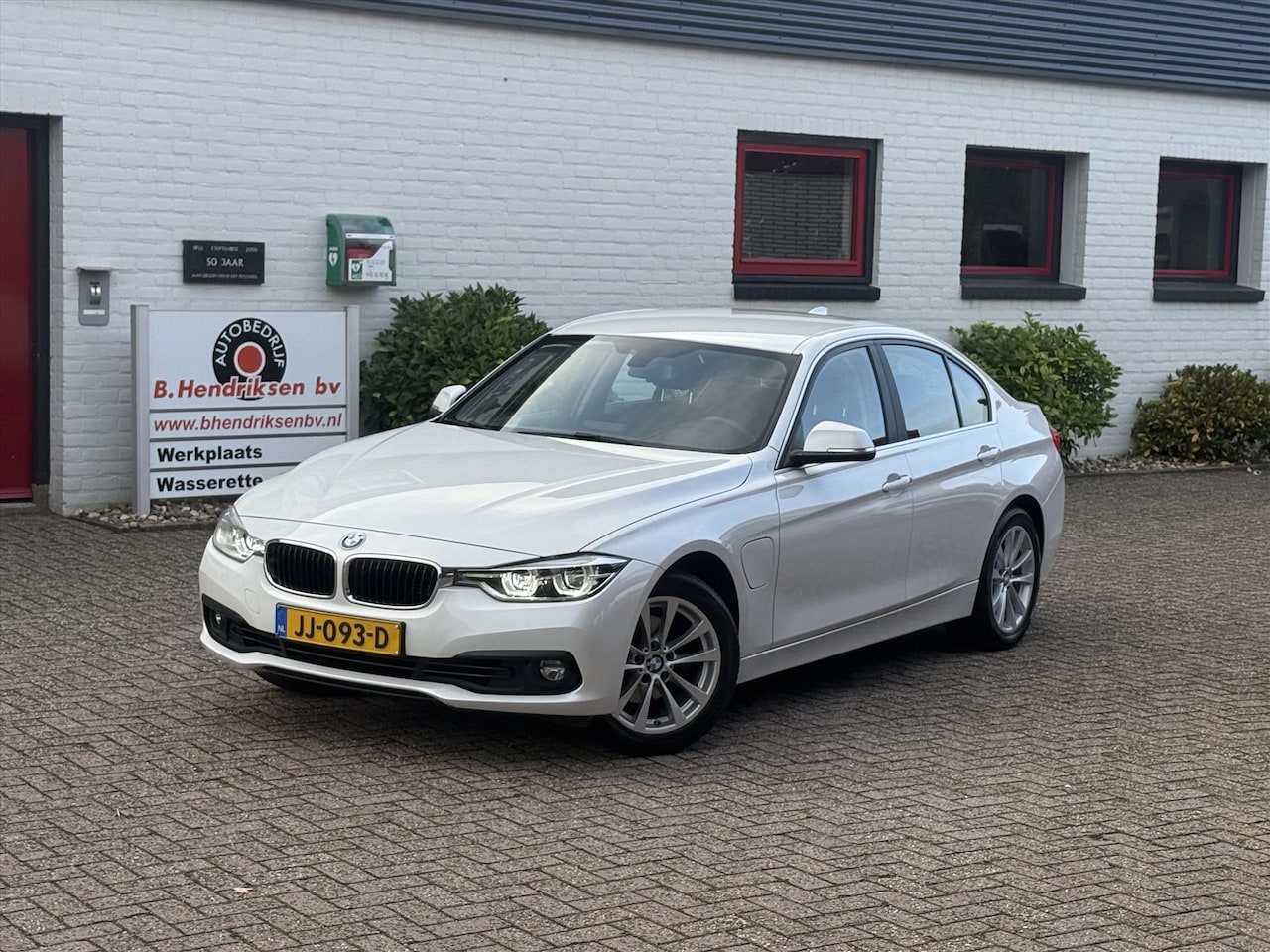 BMW 3-serie - (f30) 330e iPerformance 252pk/ Centennial Executive/ SOH 84%/ Parelmoer wit/ All season ba - AutoWereld.nl