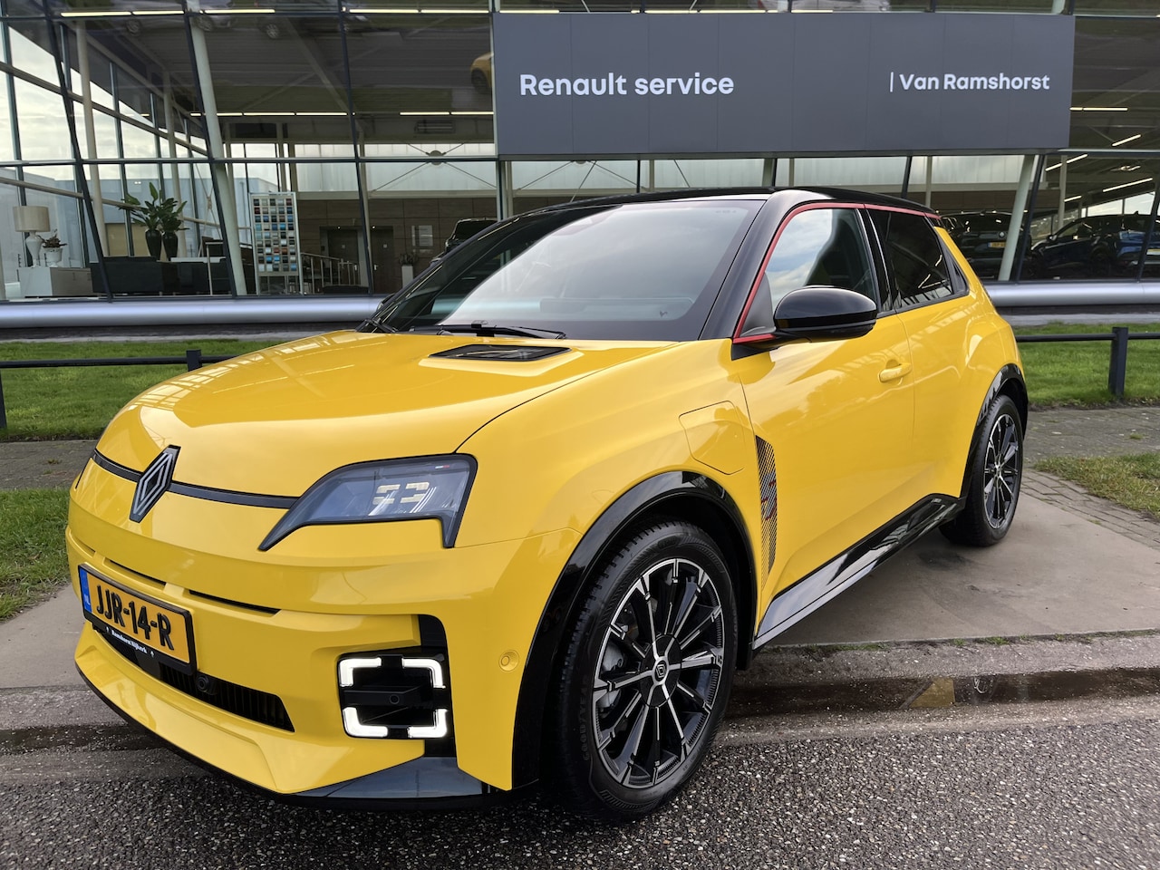 Renault 5 - comfort range iconic cinq 52 kWh / 150 PK / Camera / Stoelverw. + Stuurverw. / Apple Carpl - AutoWereld.nl