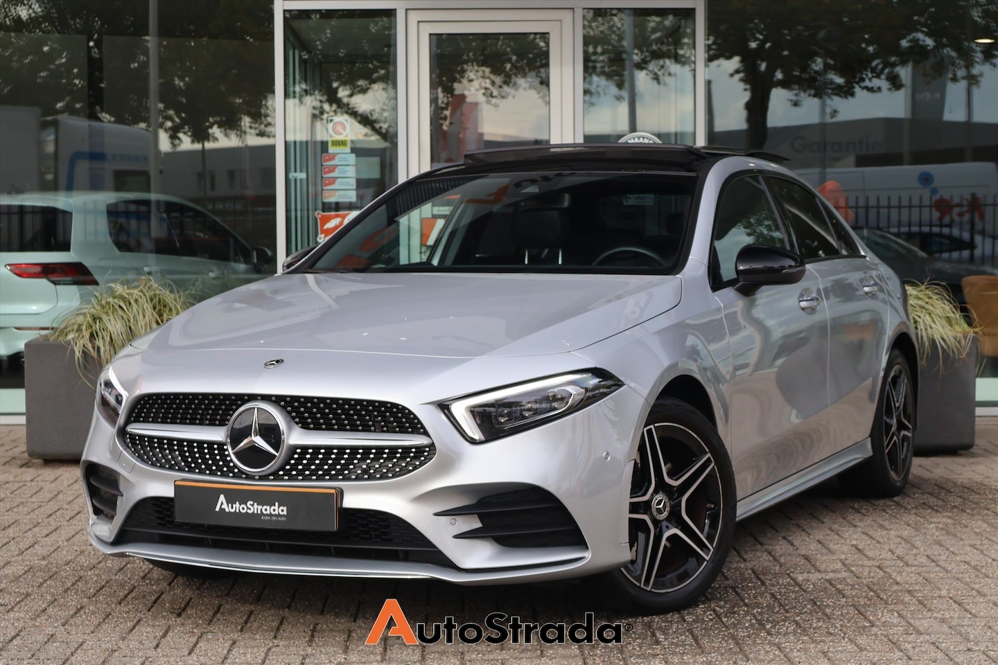 Mercedes-Benz A-klasse - Limousine A 250e AMG-Line 218pk | Camera | Sfeer | Cruise | Climate | Multibeam | Pano | K - AutoWereld.nl