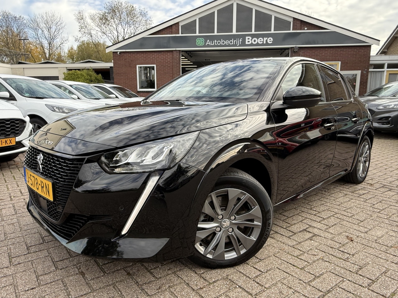 Peugeot e-208 - EV Allure Première 50 kWh 360 camera, Trekhaak, Carplay - AutoWereld.nl
