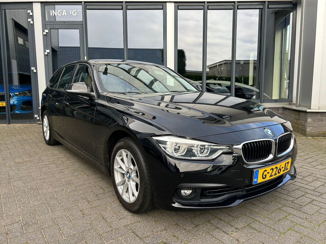 BMW 3-serie Touring - 318i 136pk Aut 2018 Zwart Leder Cruise control - AutoWereld.nl