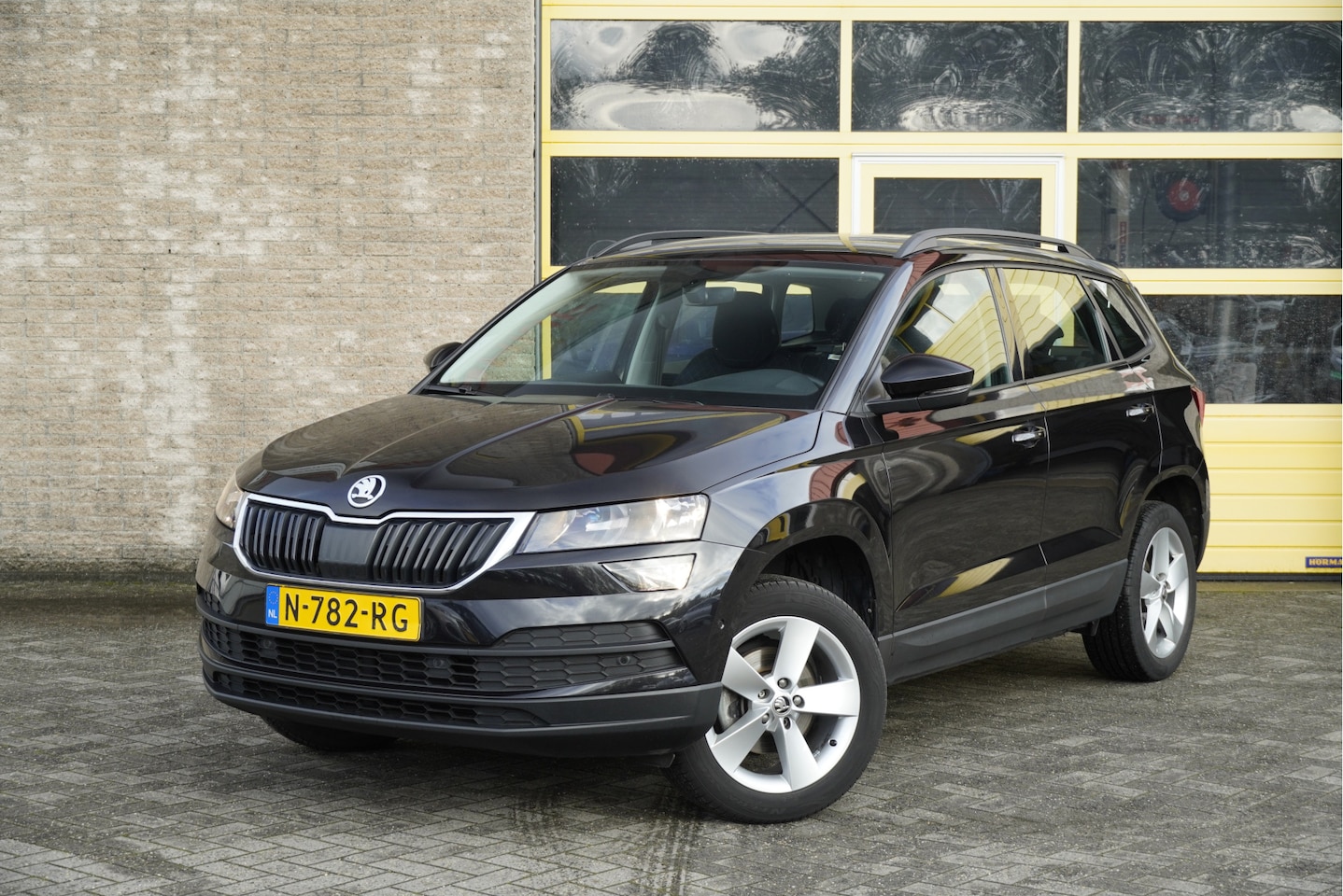 Skoda Karoq - 1.0 TSI Business Edition BJ2021 Lmv 17" | Led | Pdc | Navi | Trekhaak | App-Connect | Virt - AutoWereld.nl