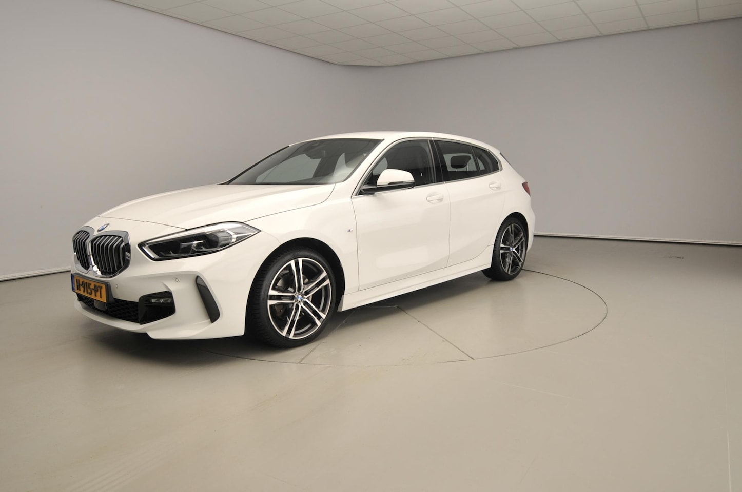 BMW 1-serie - 5-deurs 118i | M-Sportpakket | LED | Leder | Navigatie | Sportstoelen | Stoelverwarming | - AutoWereld.nl