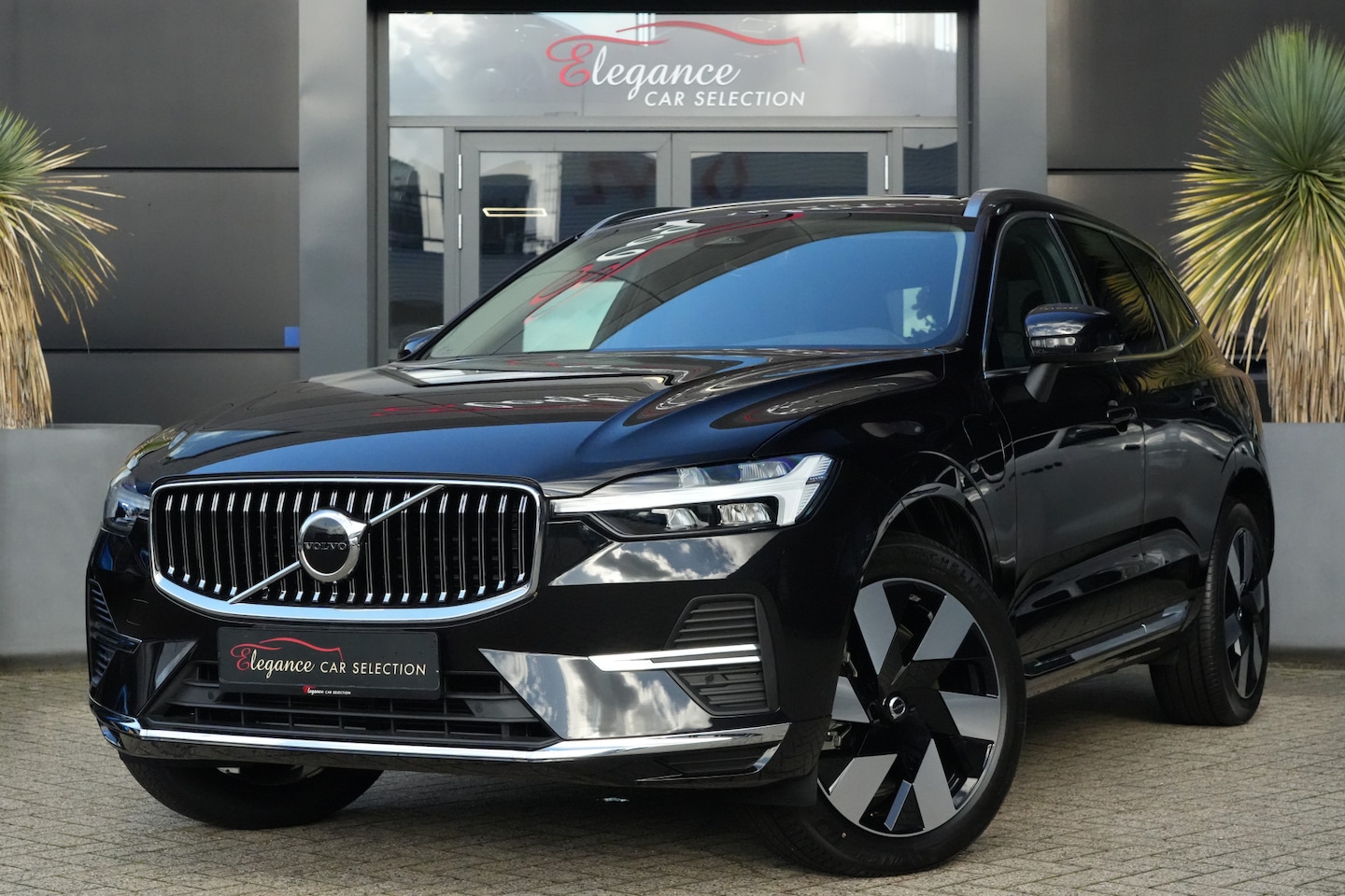 Volvo XC60 - 2.0 T6 Plug-in hybrid AWD Core Bright 350pk Panoramadak/Navigatie/Camera - AutoWereld.nl