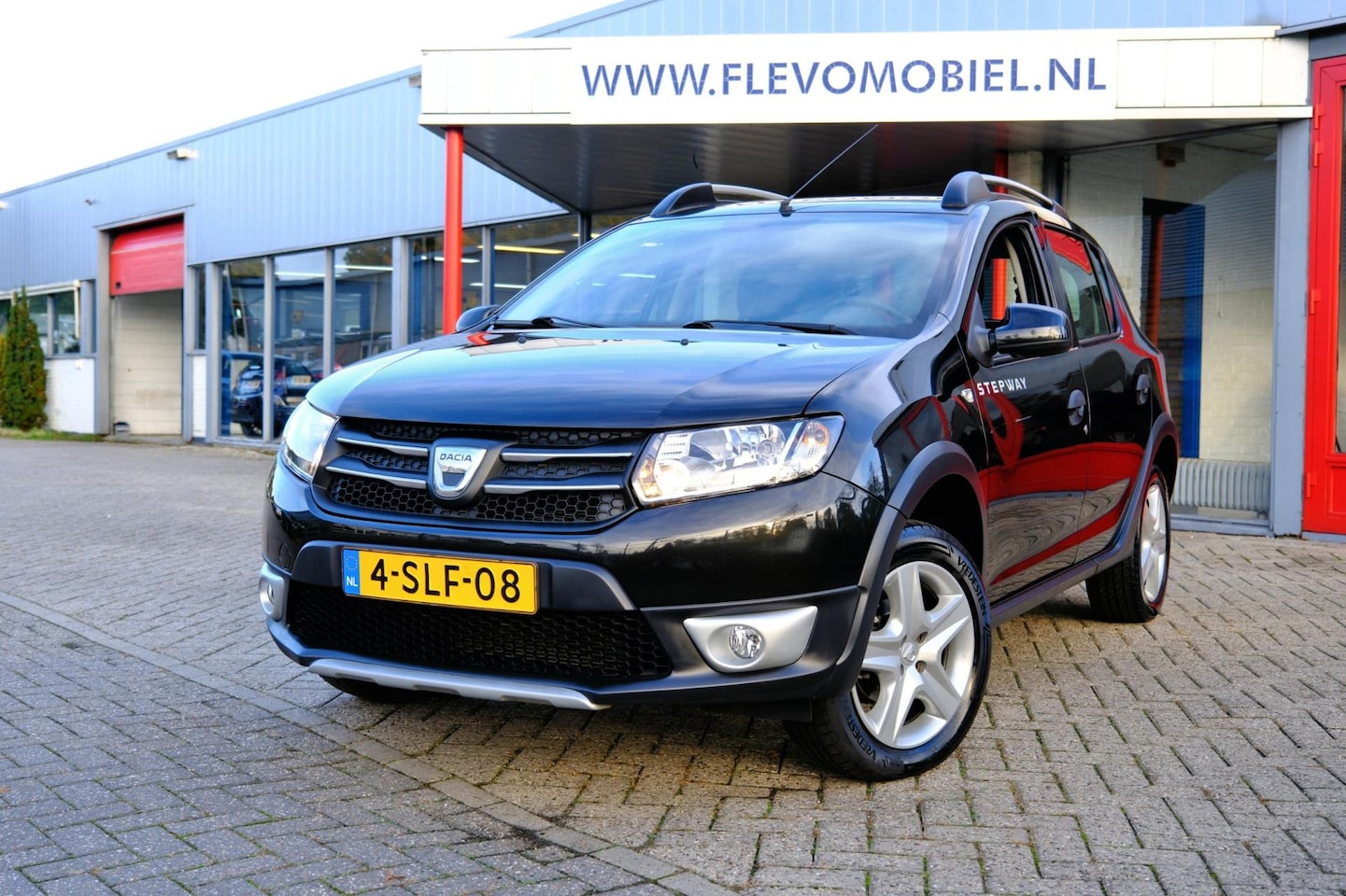 Dacia Sandero Stepway - 0.9 TCe Lauréate *69.200km!* Navi|Airco|Cruise - AutoWereld.nl