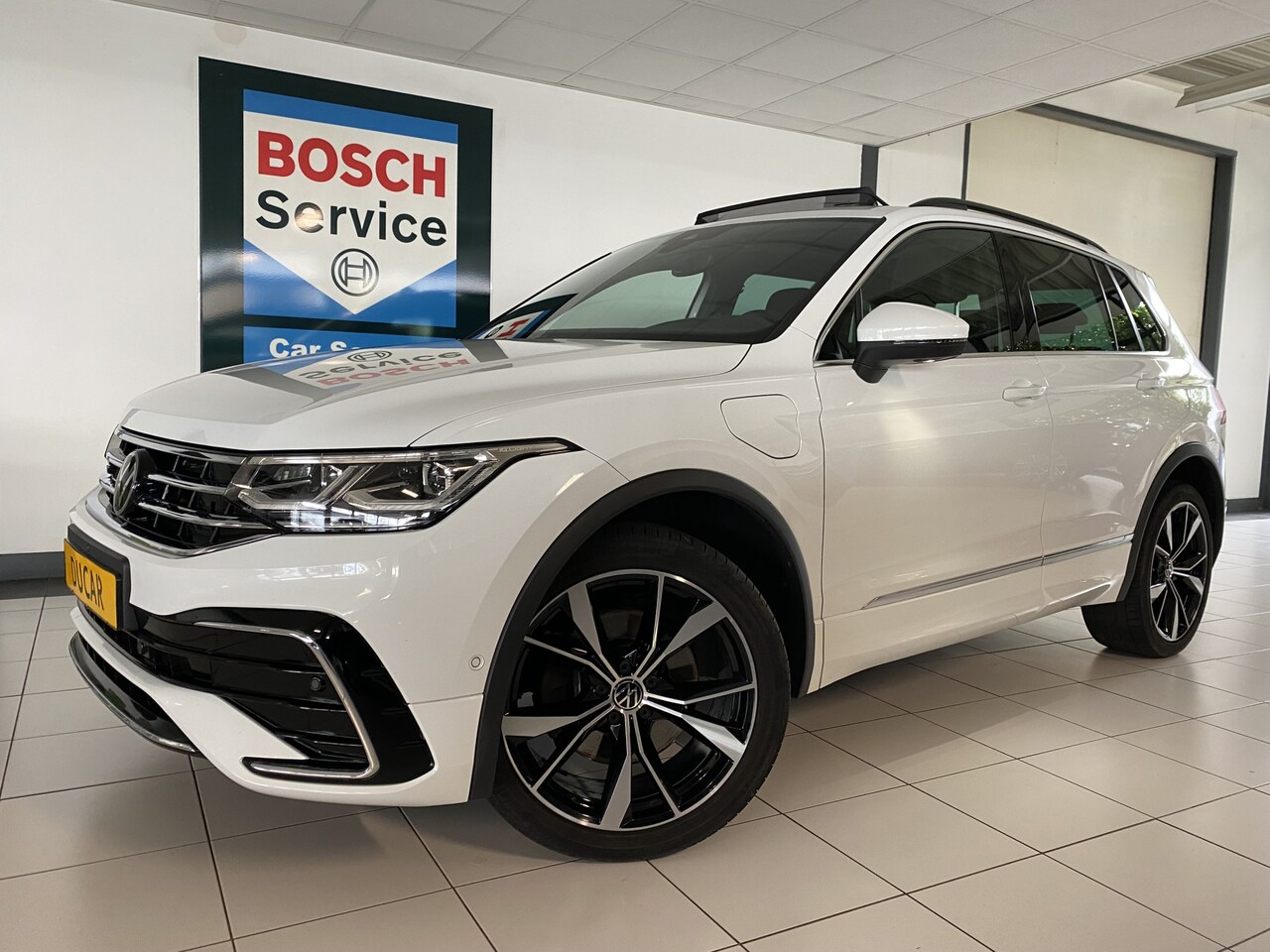 Volkswagen Tiguan - 1.4 TSI eHybrid R-Line Business+ Panoramadak / Trekhaak / Apple carplay /android - AutoWereld.nl