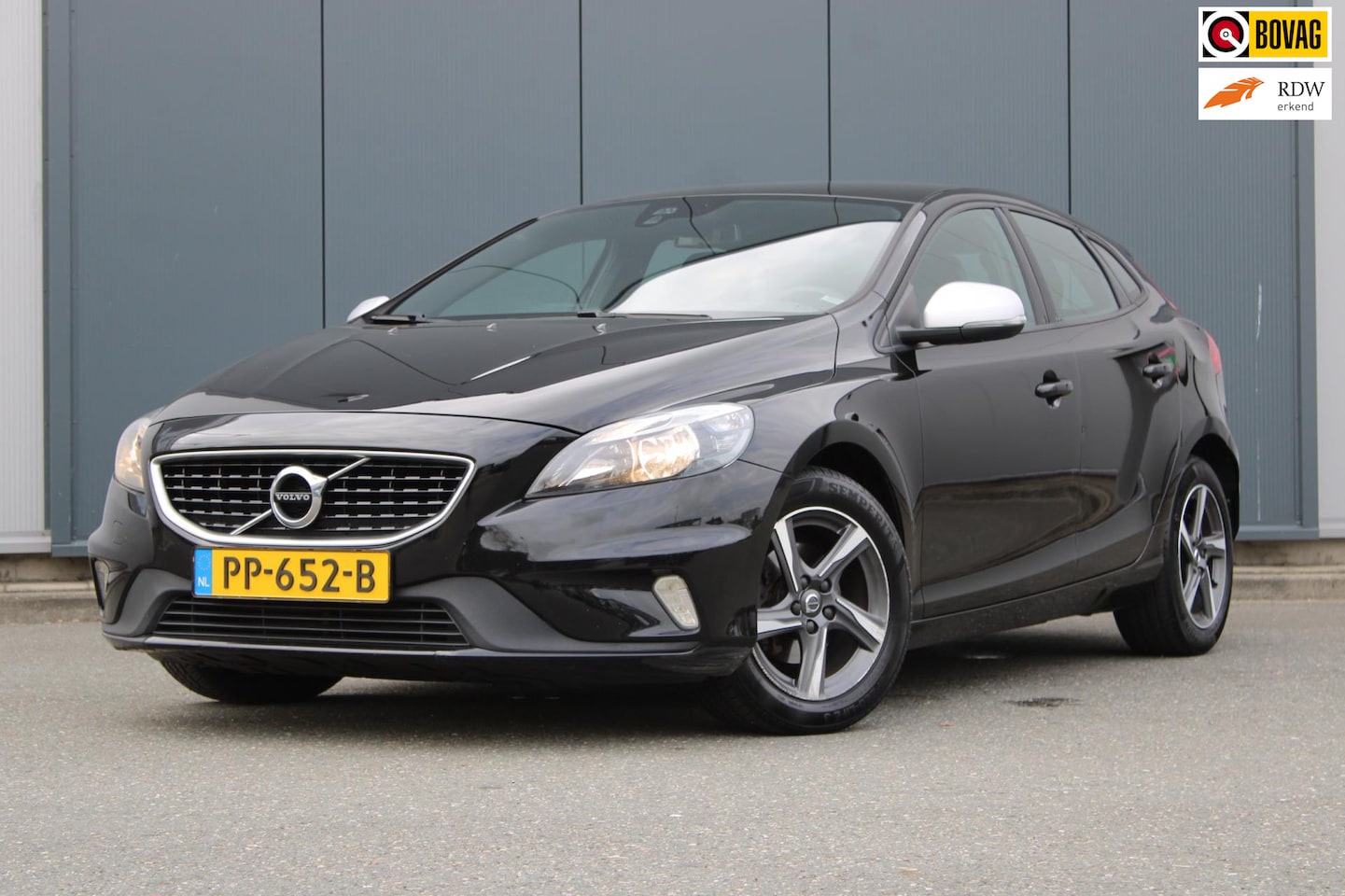 Volvo V40 - 2.0 D2 Inscription 2.0 D2 Inscription, R-Design, Trekhaak, Leder/Alcantara, Parkeersensor achter, Regensensor - AutoWereld.nl