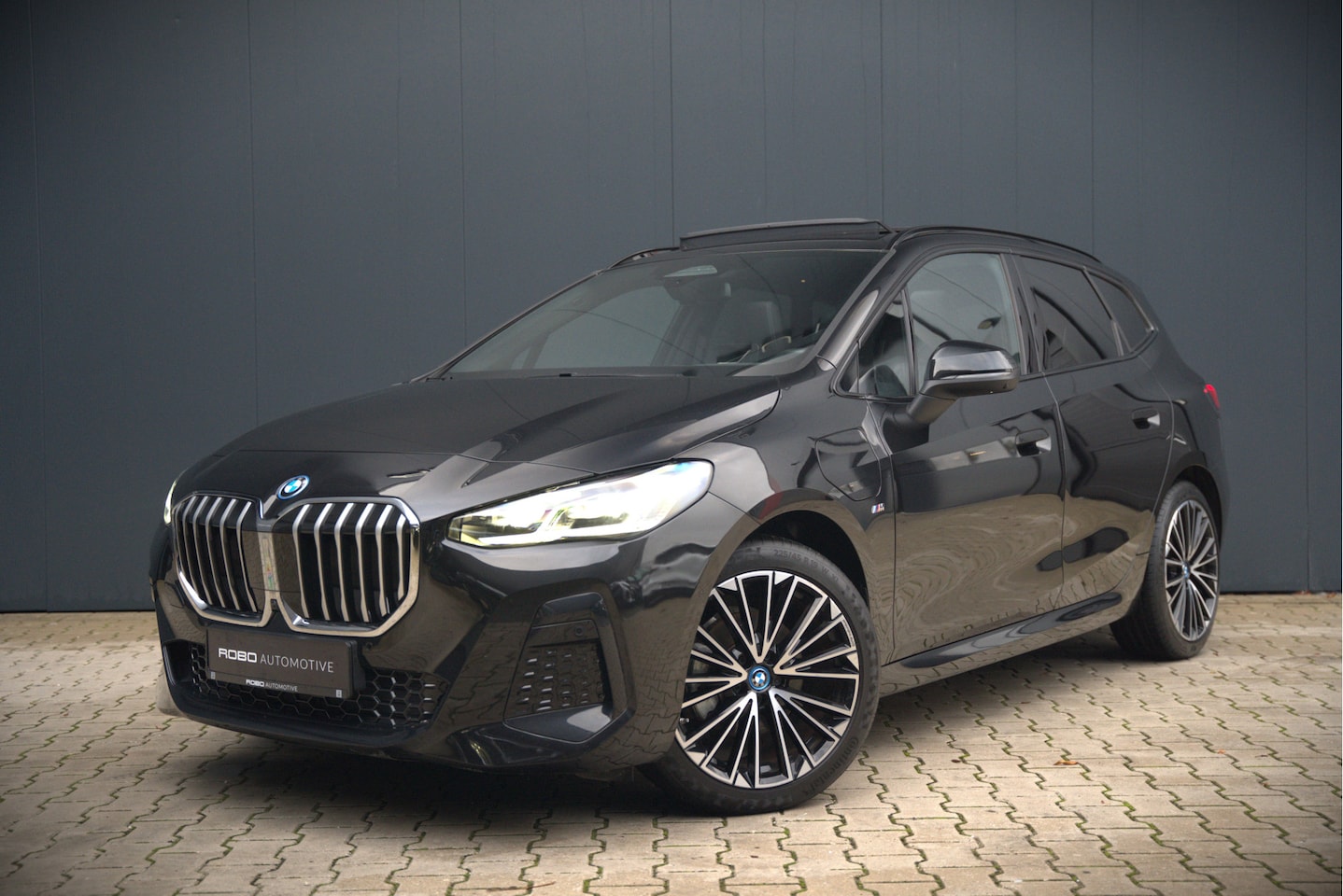 BMW 2-serie Active Tourer - 225e xDrive M Sport | Panoramadak | Harman Kardon | Individual | Head-Up Display | 360 Cam - AutoWereld.nl