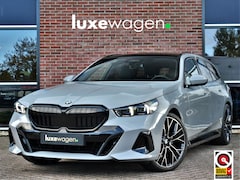 BMW 5-serie Touring - 520i M-Sport Pano Trekh ACC 360 B&W HUD 21inch Stoelventilatie