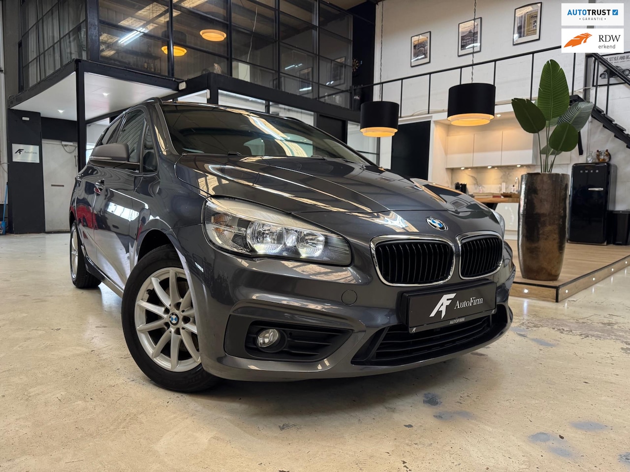BMW 2-serie Active Tourer - 218i Boordcomputer Stoelverwarming Bluetooth audi voorbereiding Metallic Black roof rails - AutoWereld.nl