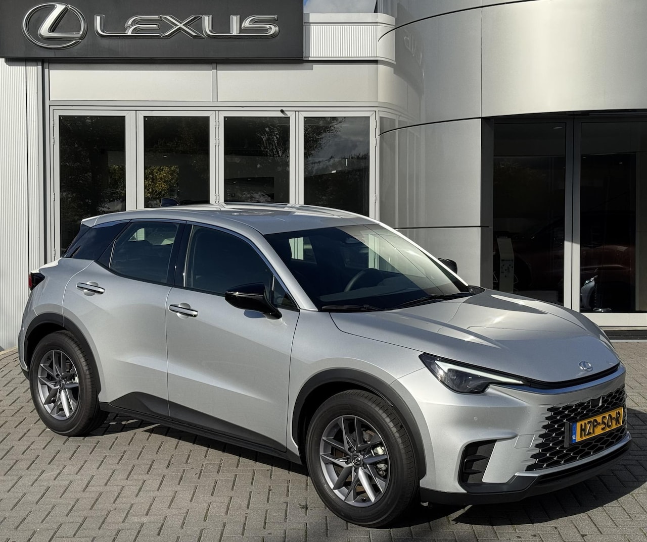 Lexus LBX - 2WD STOELVERW STUURVERW PARK-SENSOR BLIND-SPOT CARPLAY LENDESTEUN - AutoWereld.nl