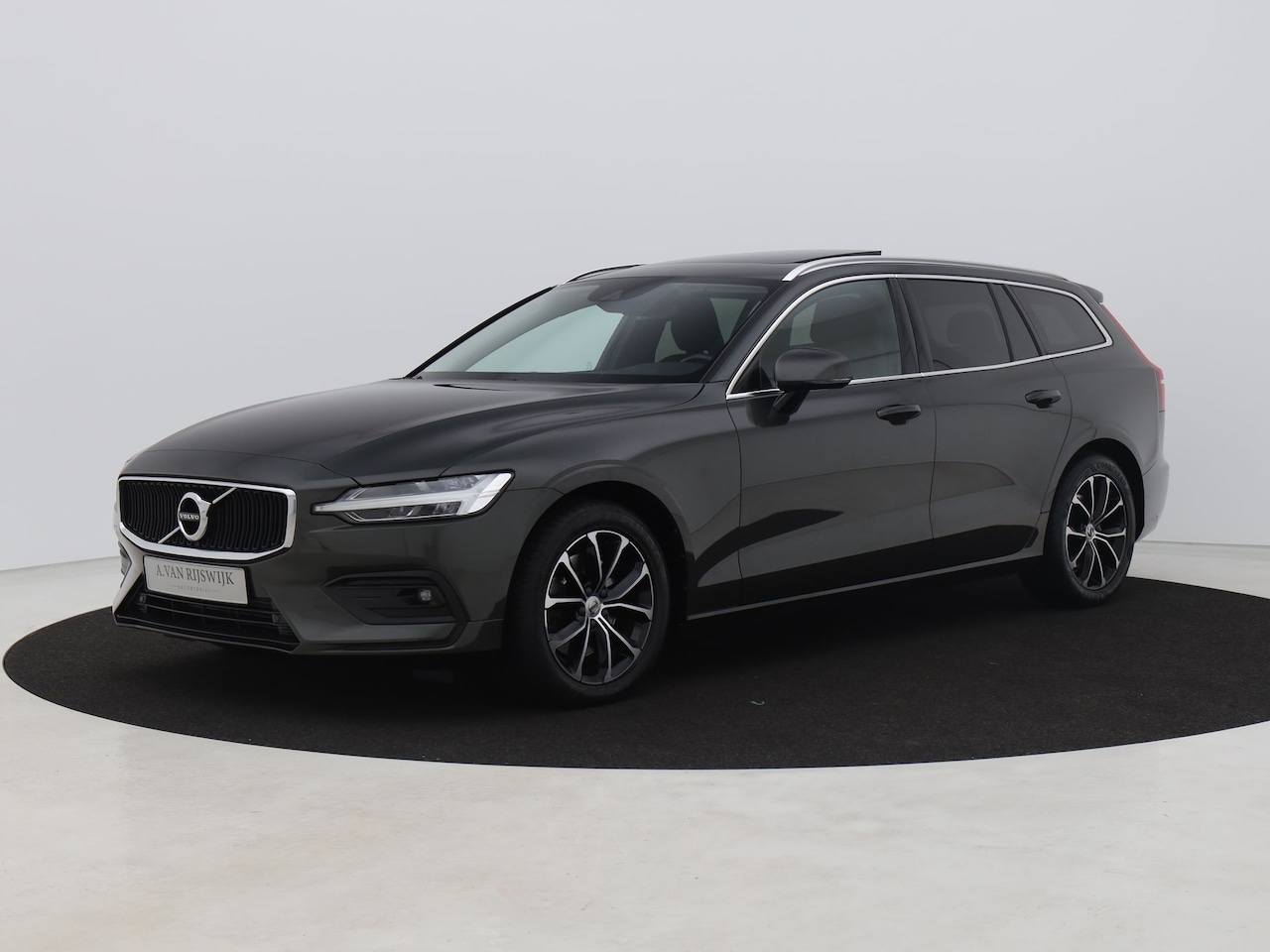 Volvo V60 - 2.0 B3 Momentum | PANO | CAMERA | ADAPTIVE | STOEL- EN STUURVERW. | TREKHAAK - AutoWereld.nl