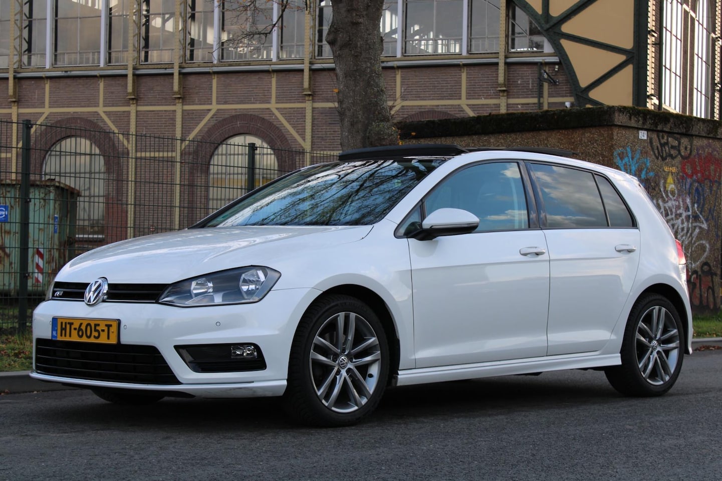 Volkswagen Golf - 1.6 TDI R-line | panoramadak | achteruitrijcamera | massage stoel | DAB+ | elek. inklapbar - AutoWereld.nl