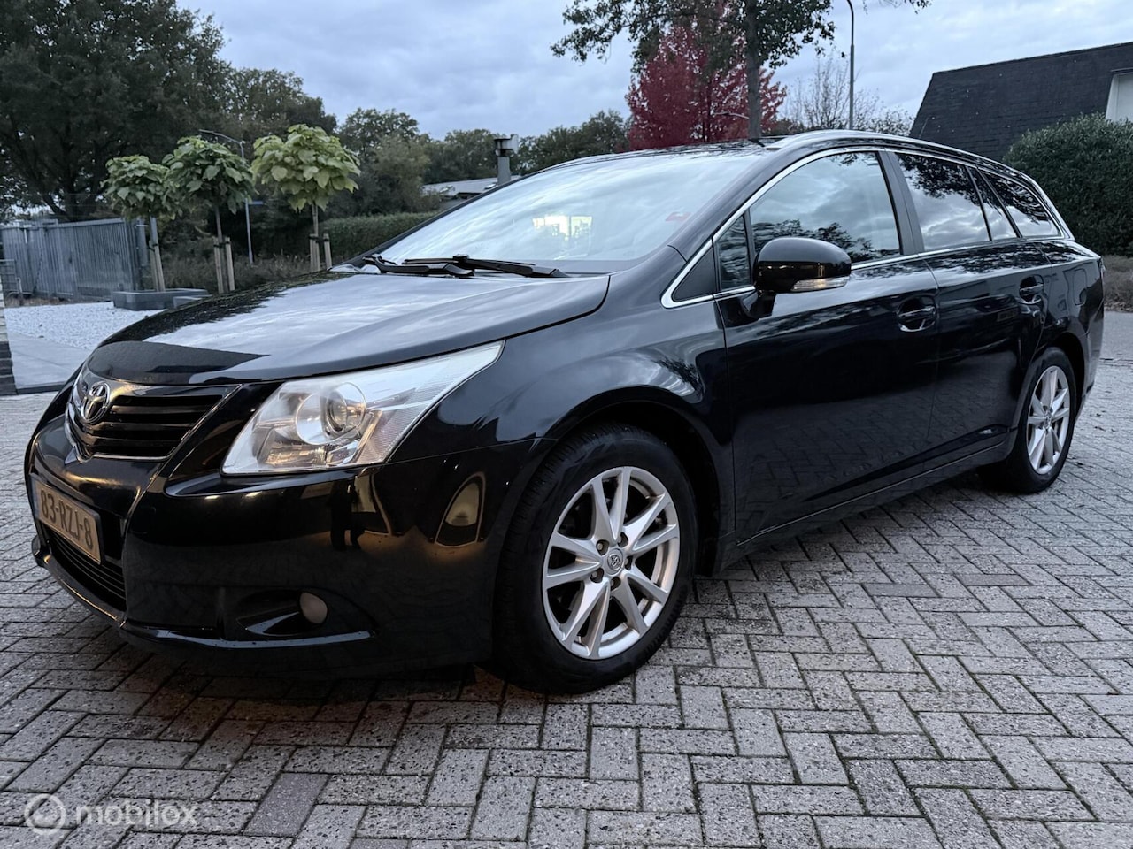 Toyota Avensis - 2.0 VVTi Executive Business NAVI / CAMERA / CRUISE / TREKHAAK - AutoWereld.nl