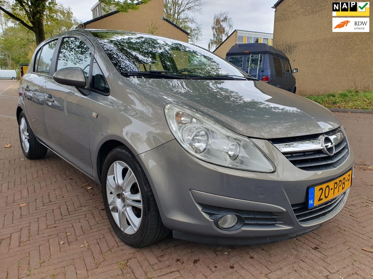 Opel Corsa - Airco / parkeersensoren achter / 5 deurs / leuke auto - AutoWereld.nl