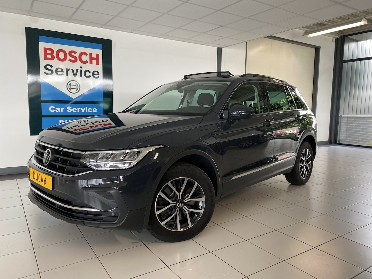 Volkswagen Tiguan - 1.4 TSI eHybrid Business+ Panoramadak /Trekhaak / apple Carplay - AutoWereld.nl