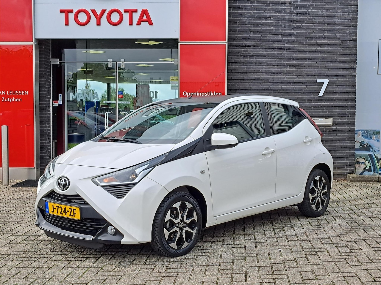 Toyota Aygo X - X-PLAY ACHTERUITRIJCAMERA AIRCO ZWART DAK LICHTMETALEN VELGEN - AutoWereld.nl