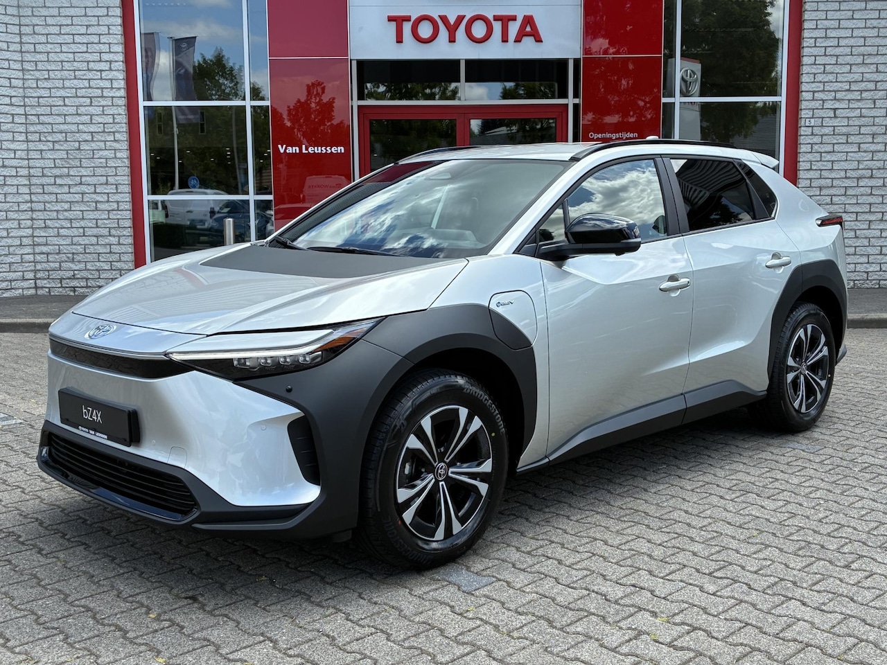 Toyota bZ4X - DYNAMIC 71 kWh VOORRAAD VOORDEEL!!! NIEUW EN DIRECT LEVERBAAR!! BLIND-SPOT STOELVERW APPLE - AutoWereld.nl