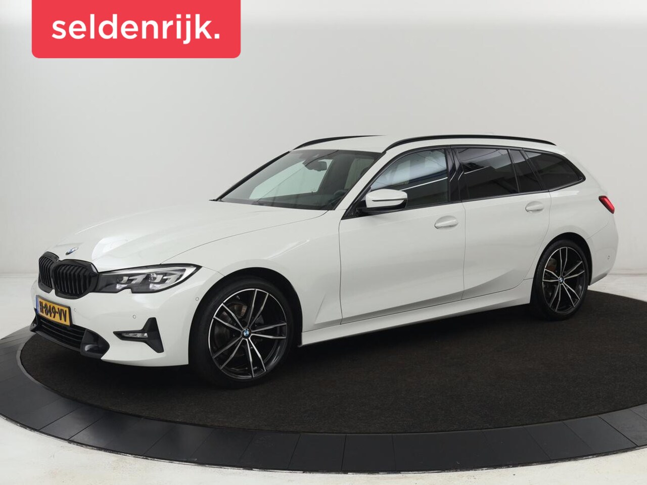 BMW 3-serie Touring - 320i Sport Line | Trekhaak | Camera | Sportstoelen | Half leder | Carplay | Sfeerverlichti - AutoWereld.nl