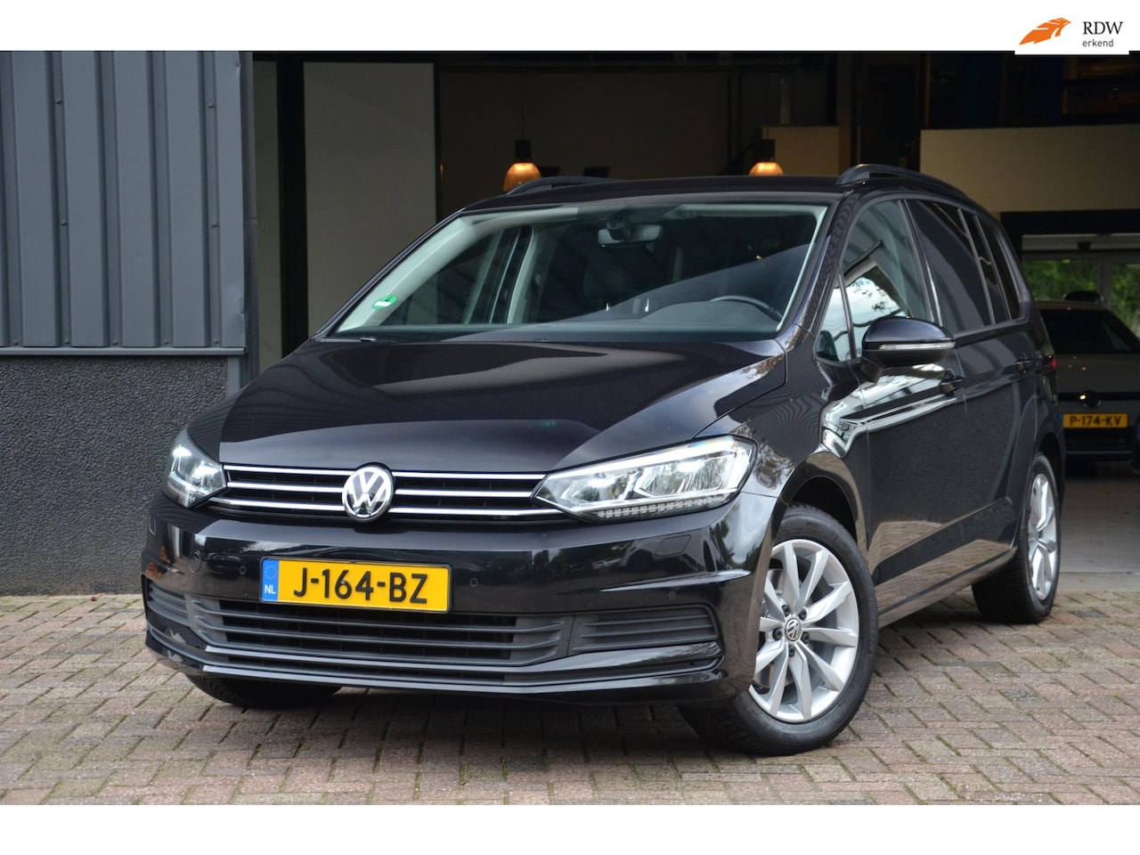 Volkswagen Touran - 1.5 TSI Comfortl. Business 7p AUT|LED|FaceLift - AutoWereld.nl