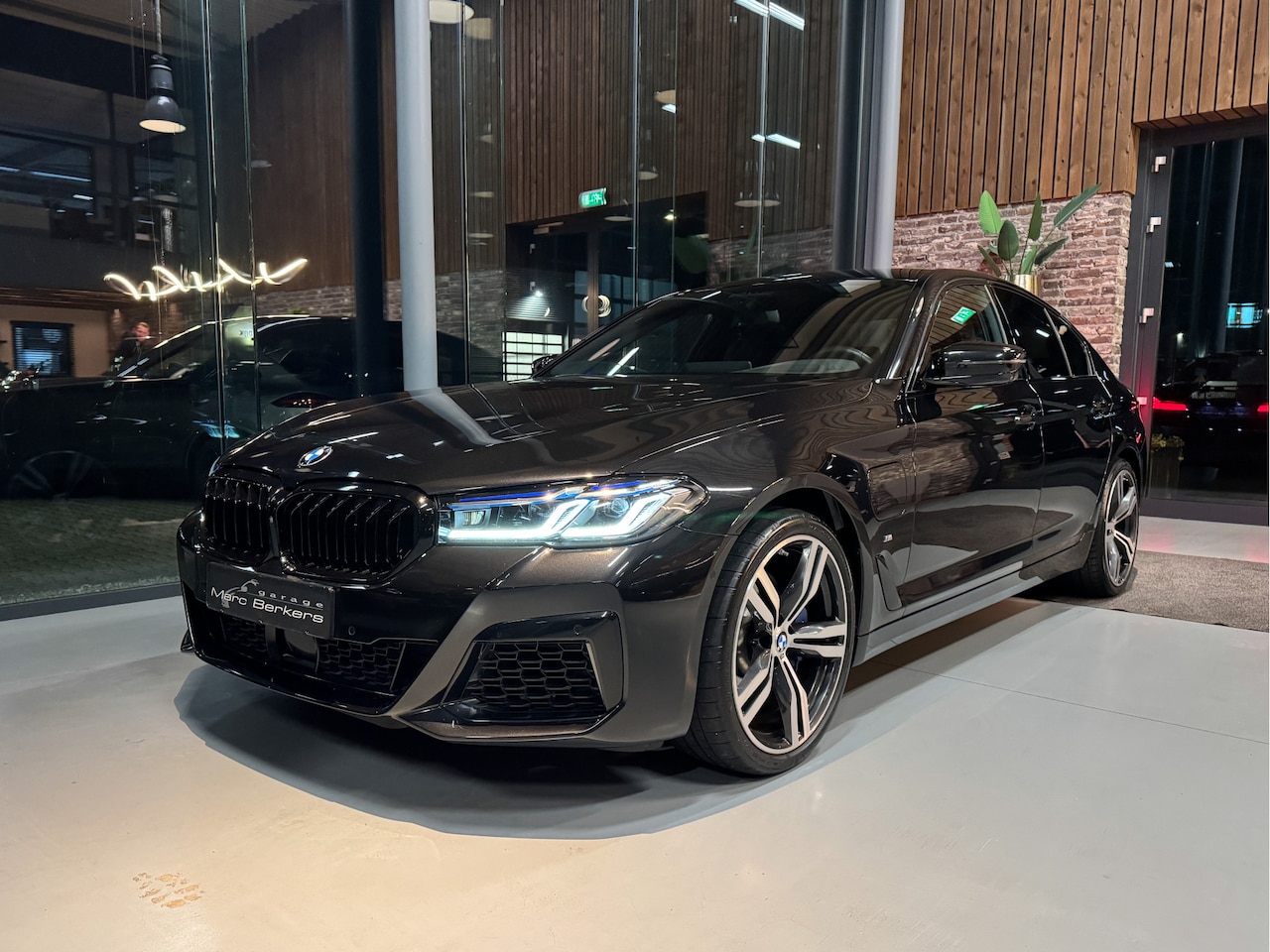 BMW 5-serie - 530e High Executive M-Sport, Massage, Trekhaak, B&O, stoelventilatie, HUD VOL! - AutoWereld.nl
