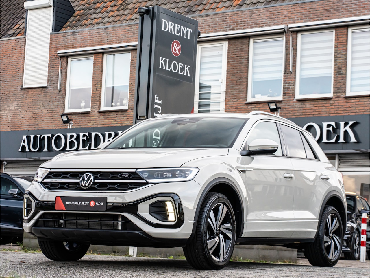 Volkswagen T-Roc - 1.5 TSI R-Line Edition CAMERA IQ LIGHT APPLE CARPLAY VIRTUAL DASH DODEHOEK - AutoWereld.nl