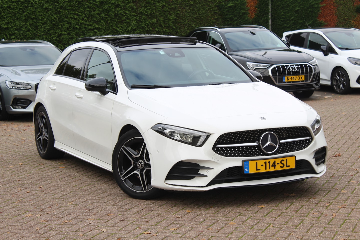 Mercedes-Benz A-klasse - 200 Business Solution AMG / Panoramadak / Camera / Leder&Alcantara / 18'' / Stoelverwarmin - AutoWereld.nl