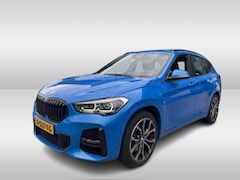 BMW X1 - sDrive20i High Executive Ed. / Trekhaak / Panoramadak / Camera / Head-up / 19'' / Memory s