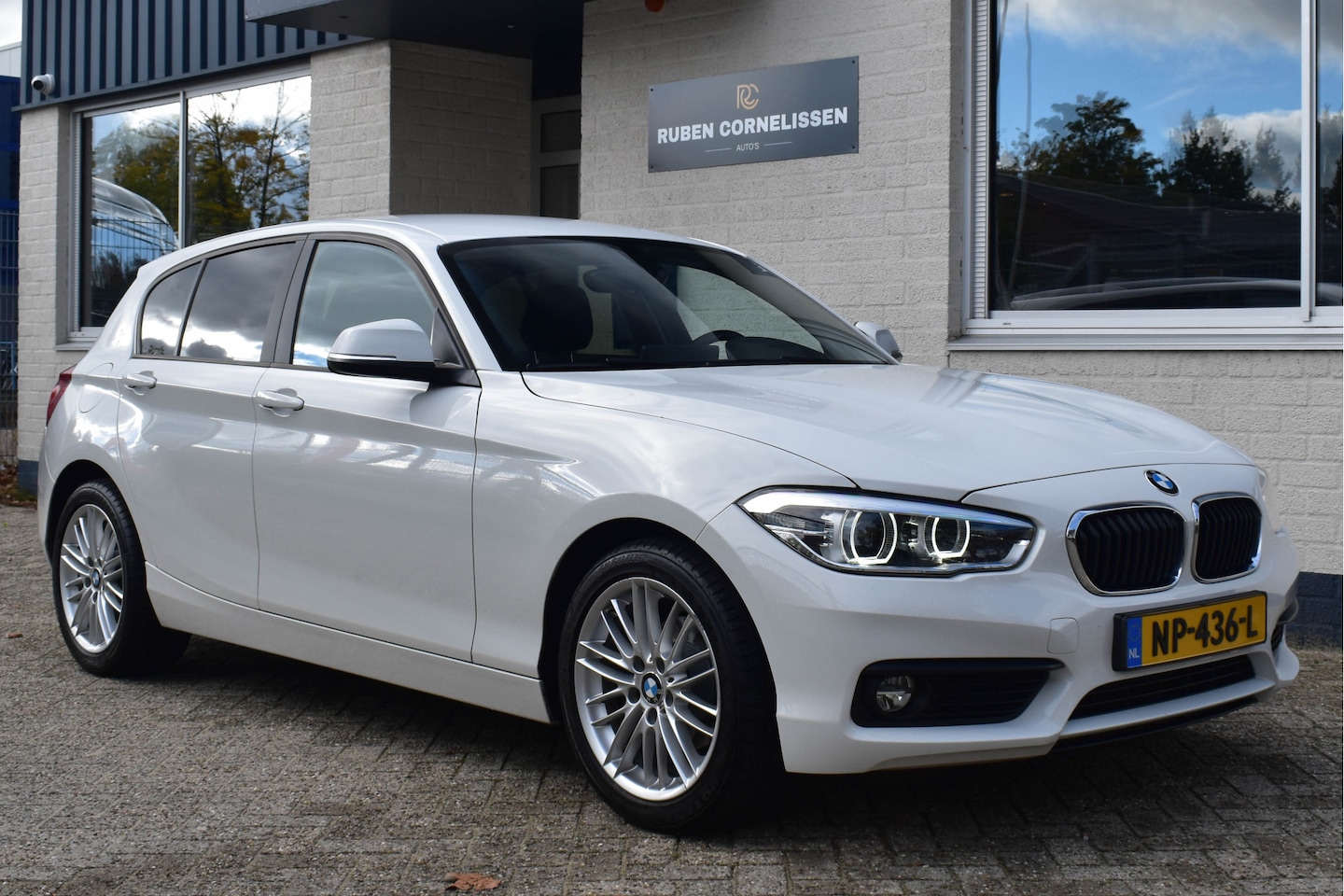 BMW 1-serie - 118i Executive | Xenon | Navi. Prof | Aut. | NL AUTO | 17 inch - AutoWereld.nl