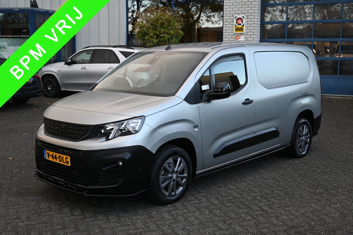 Peugeot Partner - 1.5 BlueHDi 130 pk L2 EAT8 S&S Camera, Standkachel, Trekhaak afneembaar - AutoWereld.nl