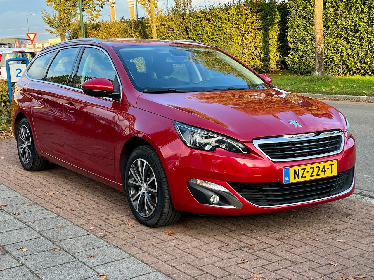 Peugeot 308 SW - 1.2 PureTech Allure **AUTOMAAT/ NETTE -RUIME STATION - AutoWereld.nl