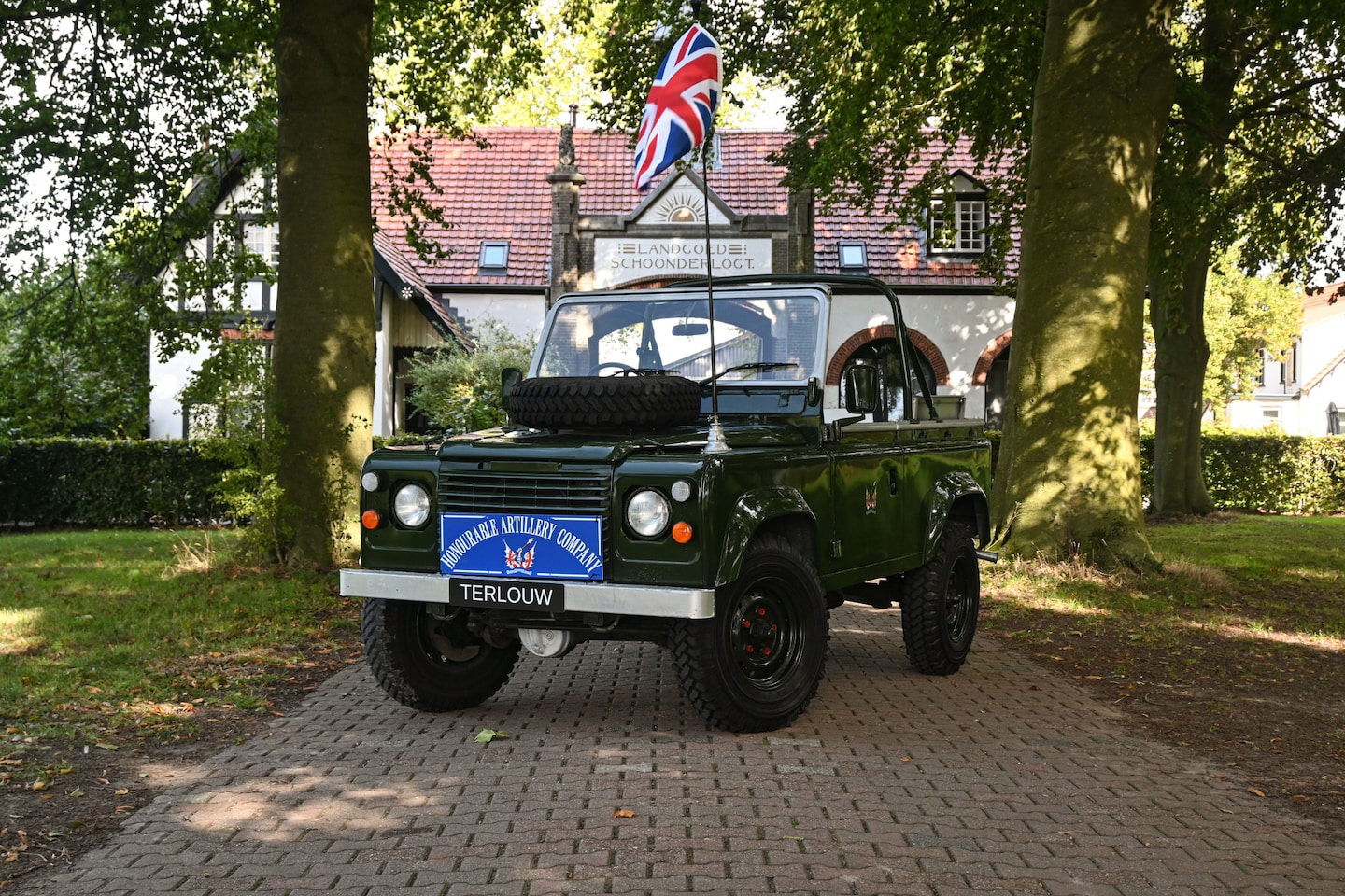 Land Rover Defender 90 - Soft Top "The Queen" - AutoWereld.nl
